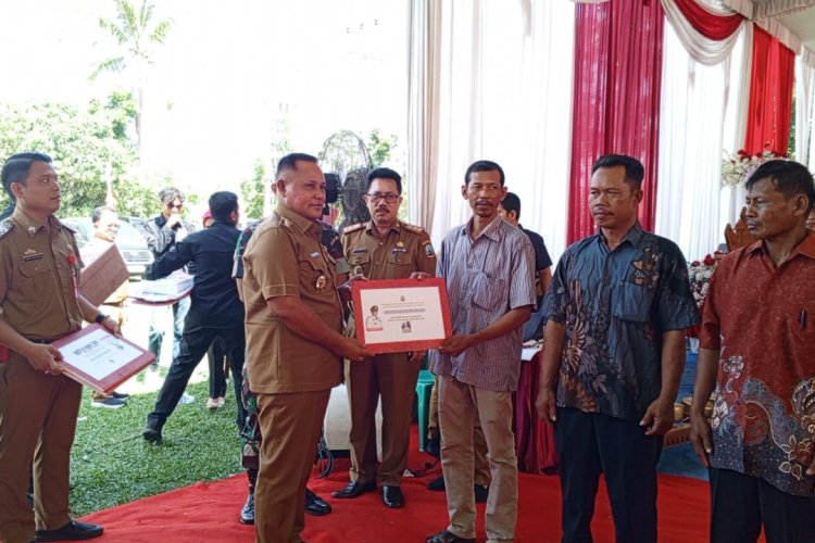 Bapak H.Nanang Ermanto memberikan Bantuan Kepada Masyarakat Desa Rulung Sari