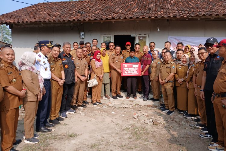 PENYERAHAN BANTUAN BEDAH RUMAH